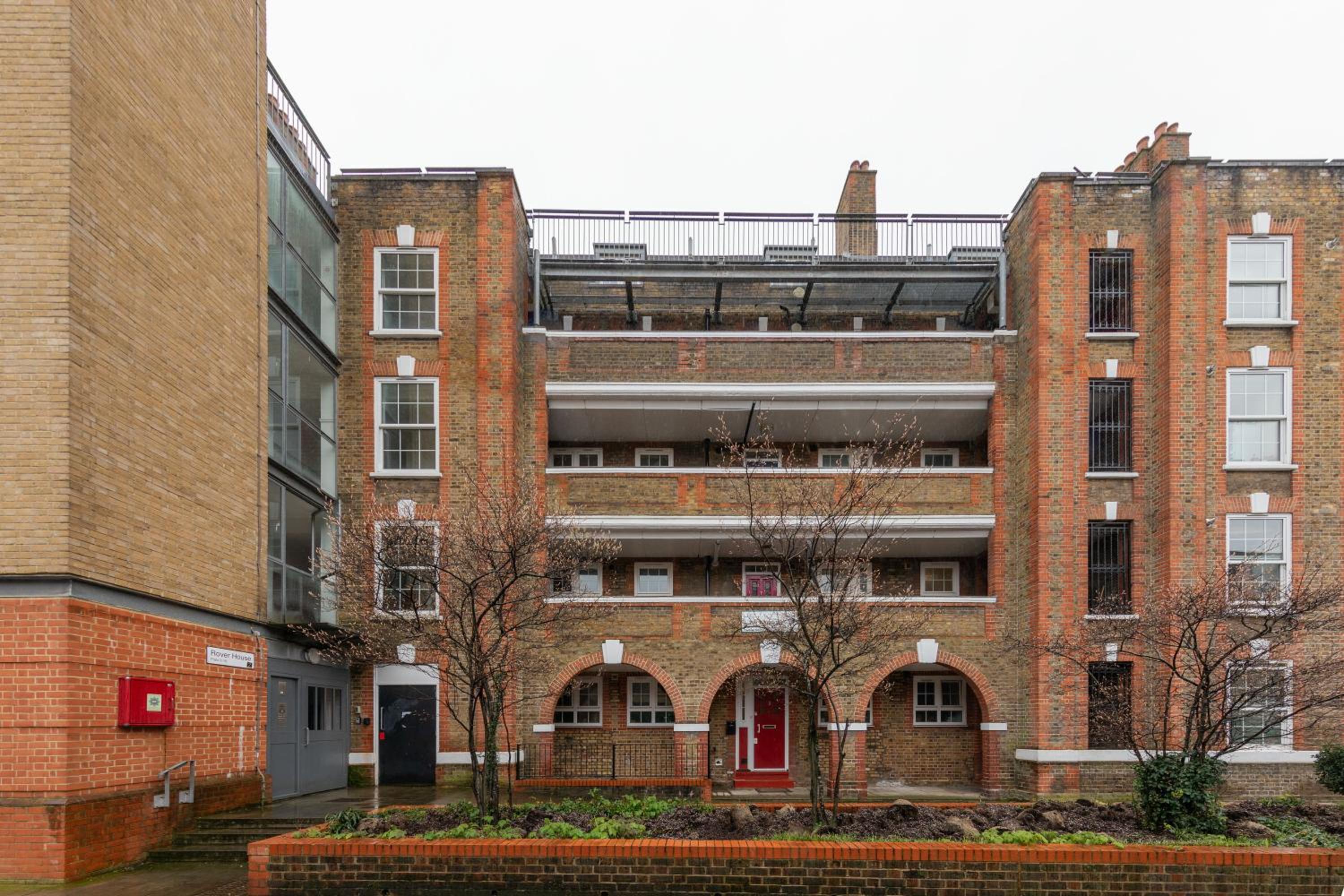 Sleek Shoreditch Hideout - 2 Bed Gem with Balcony in Central London