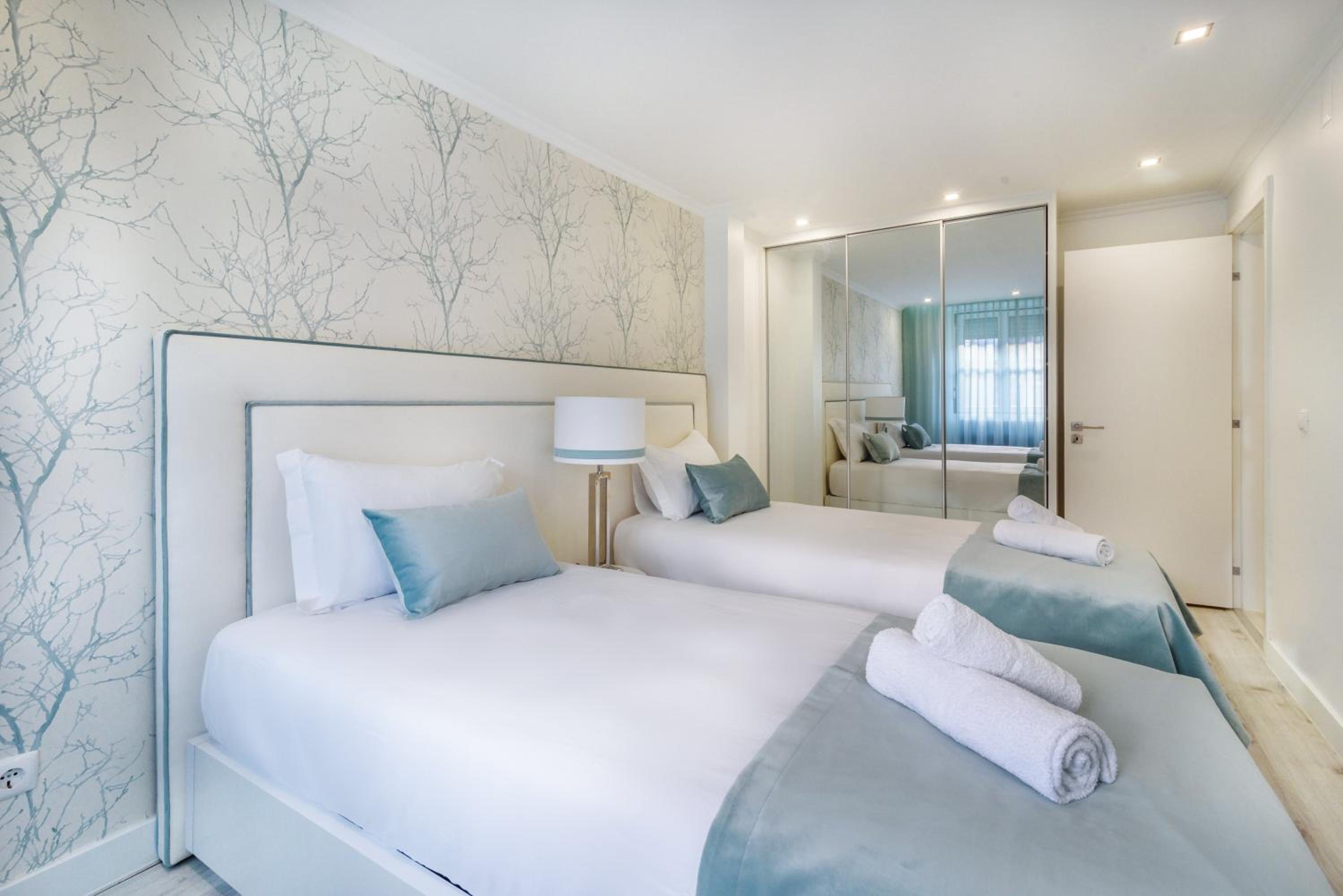 WHome City Chic Escape: Your Stylish Haven in Downtown view 3