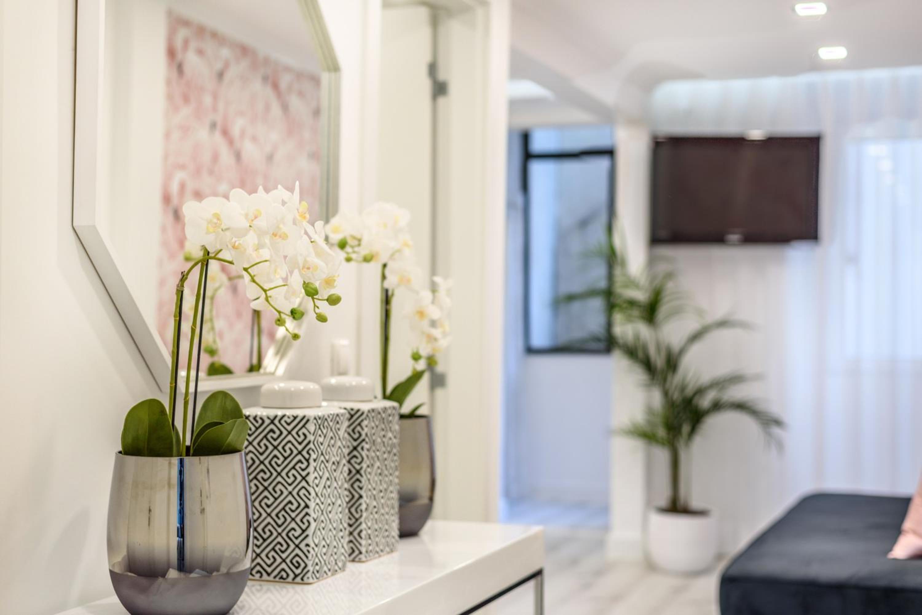 WHome City Chic Escape: Your Stylish Haven in Downtown view 4
