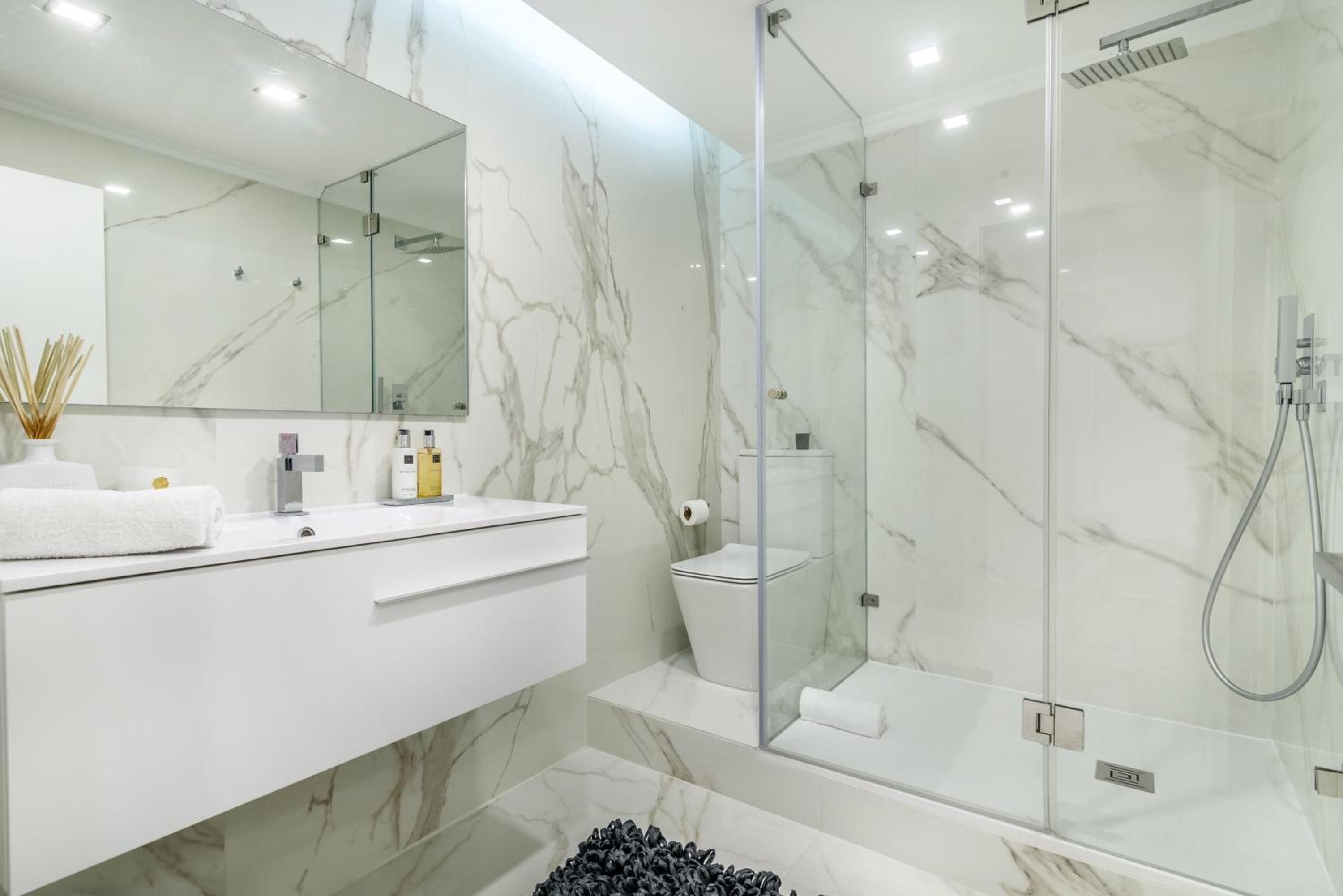 WHome City Chic Escape: Your Stylish Haven in Downtown view 5