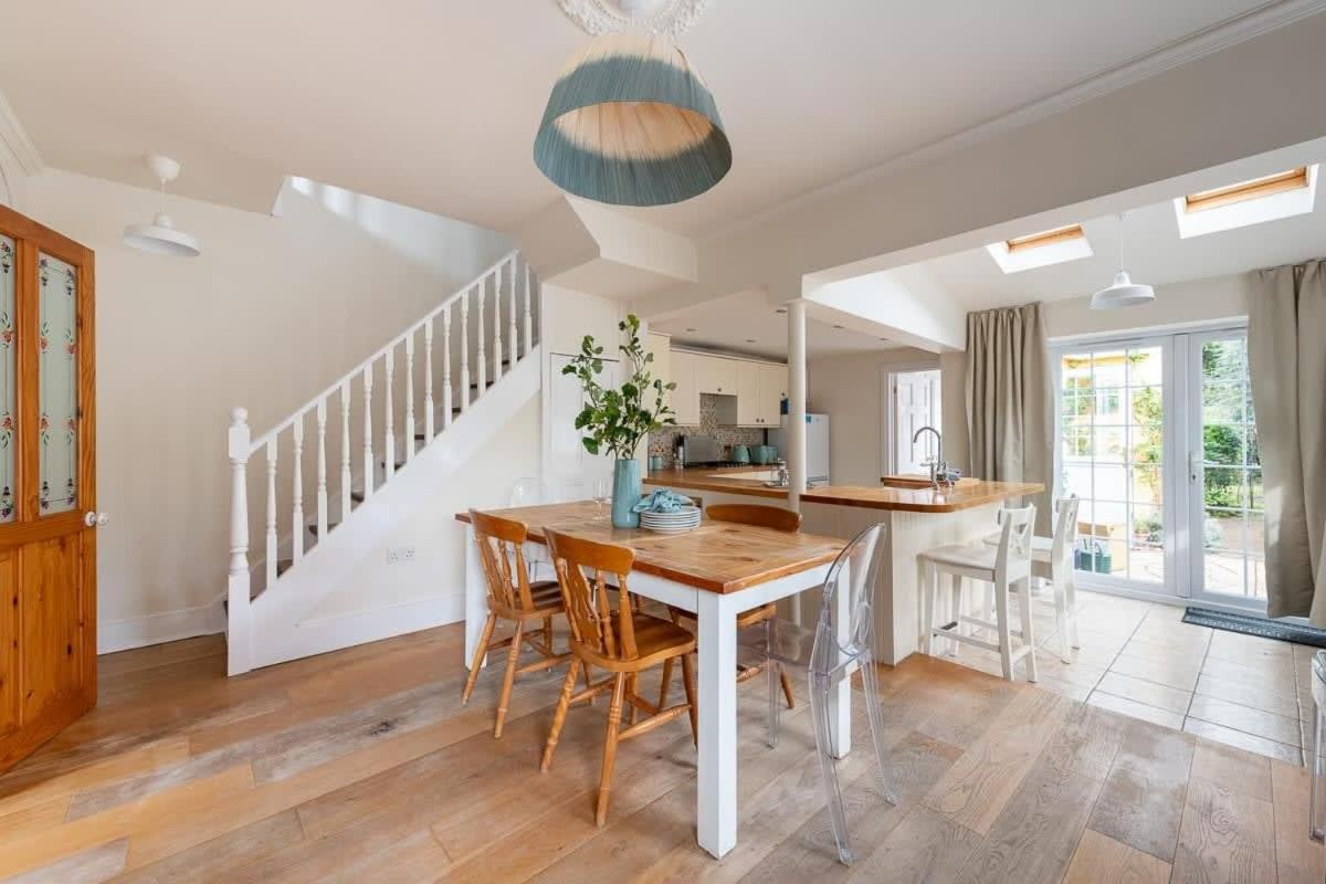 Peaceful Oasis 3 Beds House with Garden and Parking