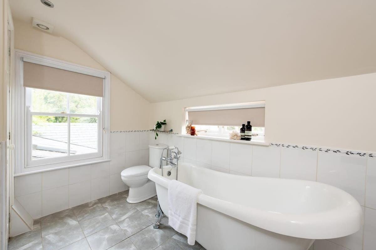 Peaceful Oasis 3 Beds House with Garden and Parking