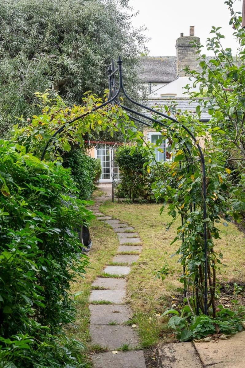Peaceful Oasis 3 Beds House with Garden and Parking