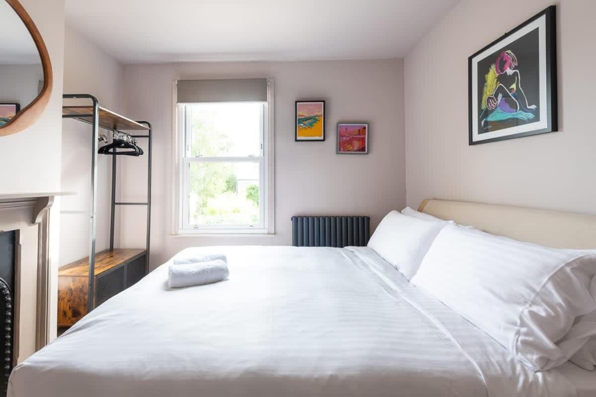 Stylish Victorian 2 Bed Terraced House with Garden view 3