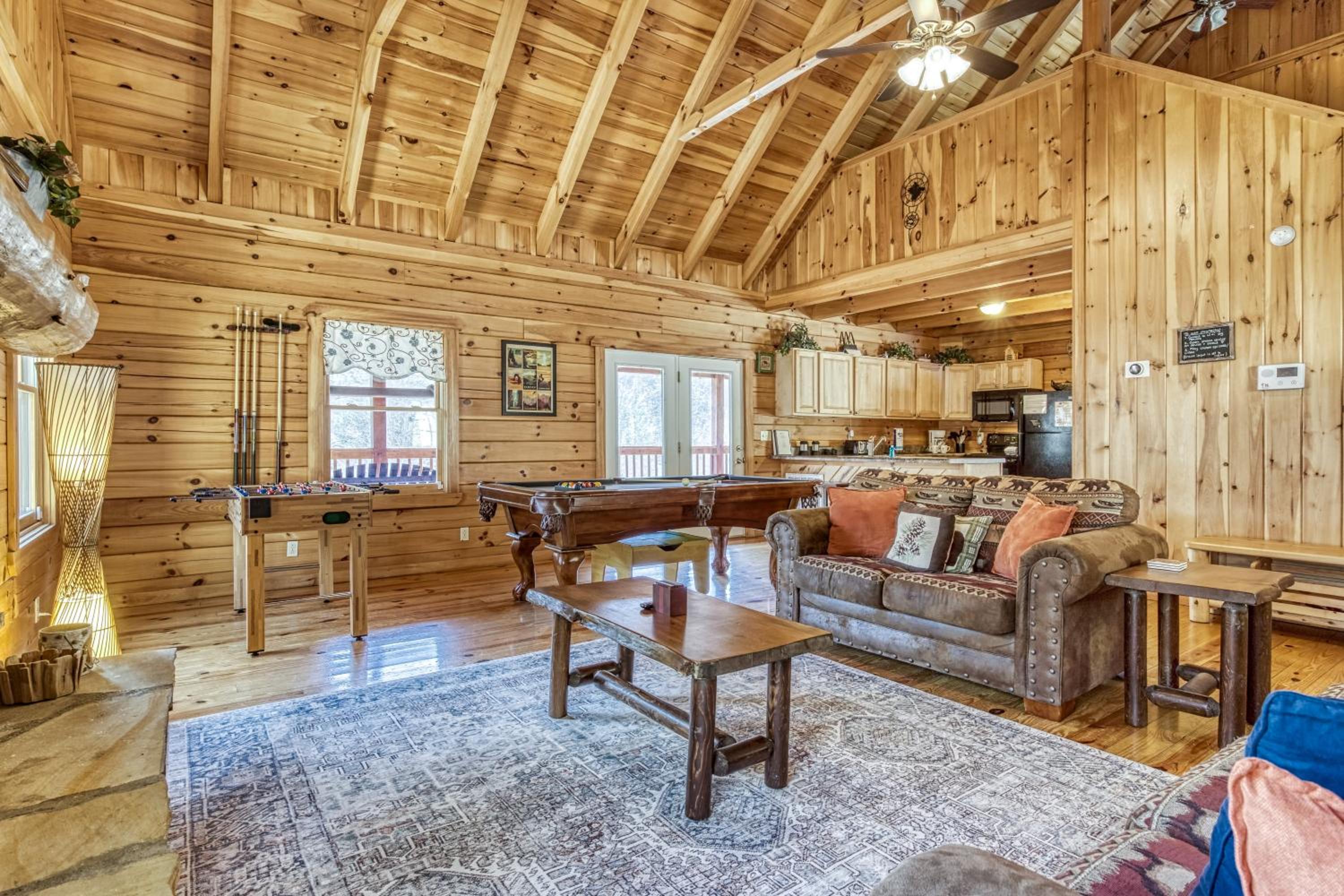 Pandora's Retreat, Hot Tub, Game Room, WIFI, Free Attraction Tickets!!!