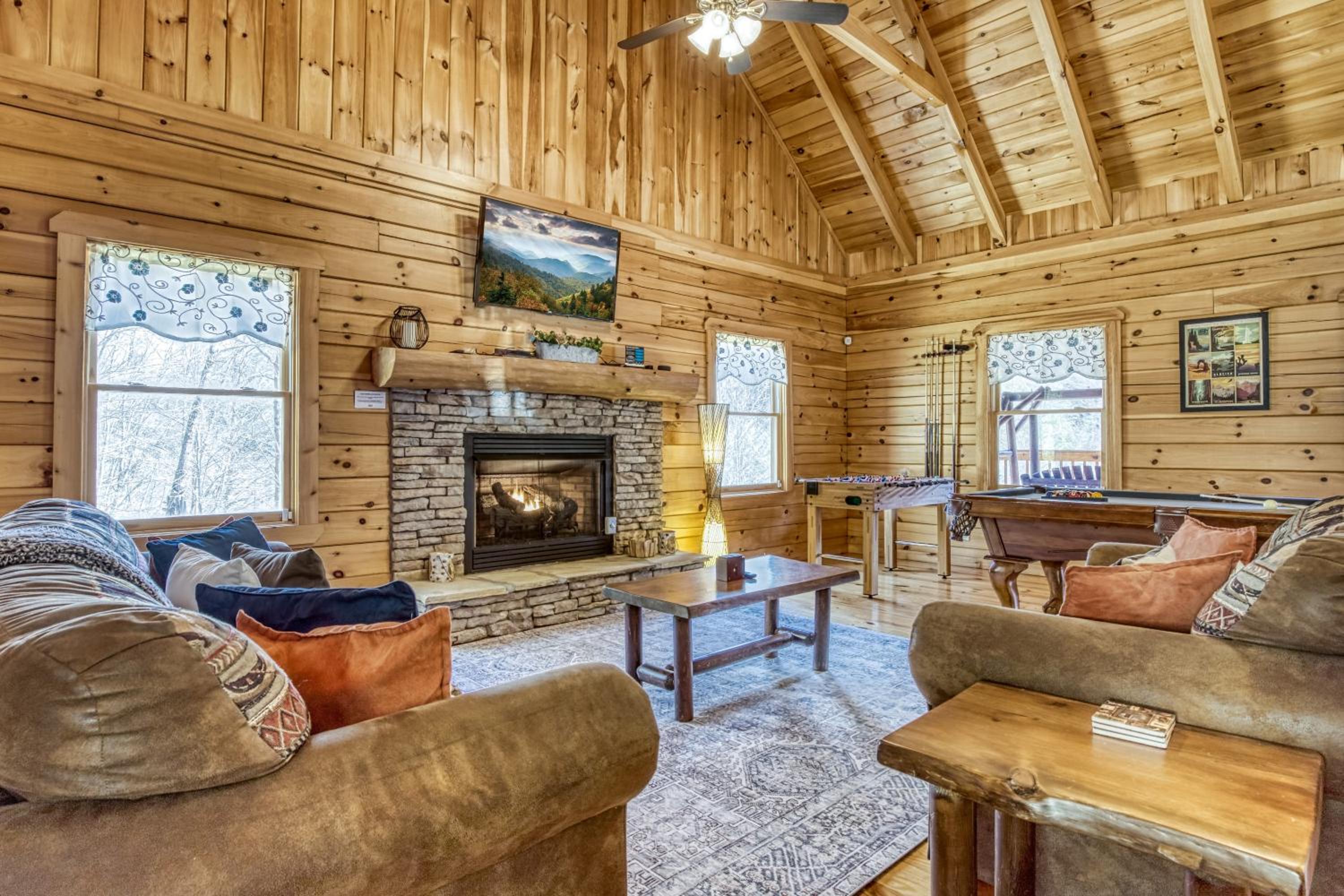 Pandora's Retreat, Hot Tub, Game Room, WIFI, Free Attraction Tickets!!!