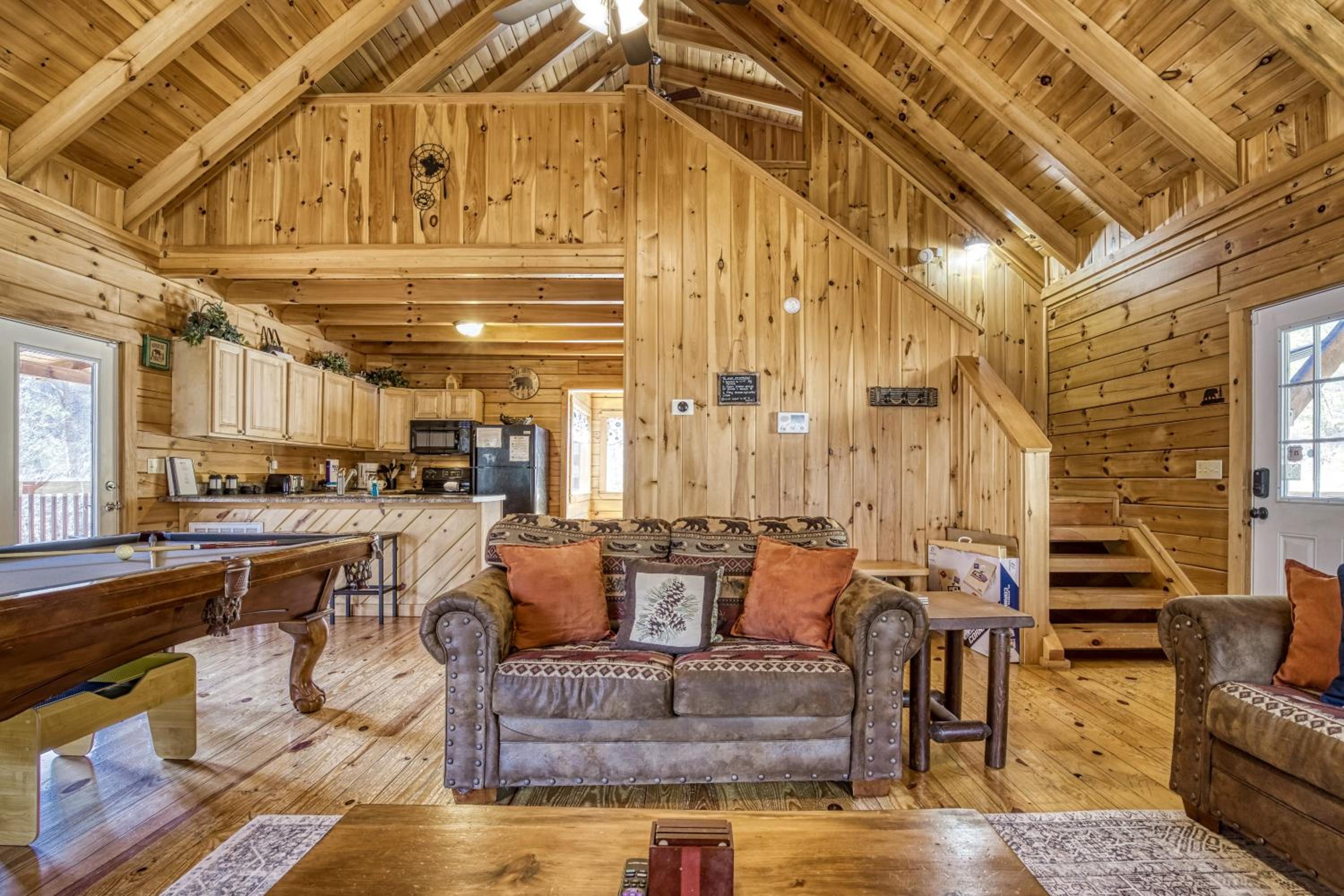 Pandora's Retreat, Hot Tub, Game Room, WIFI, Free Attraction Tickets!!!
