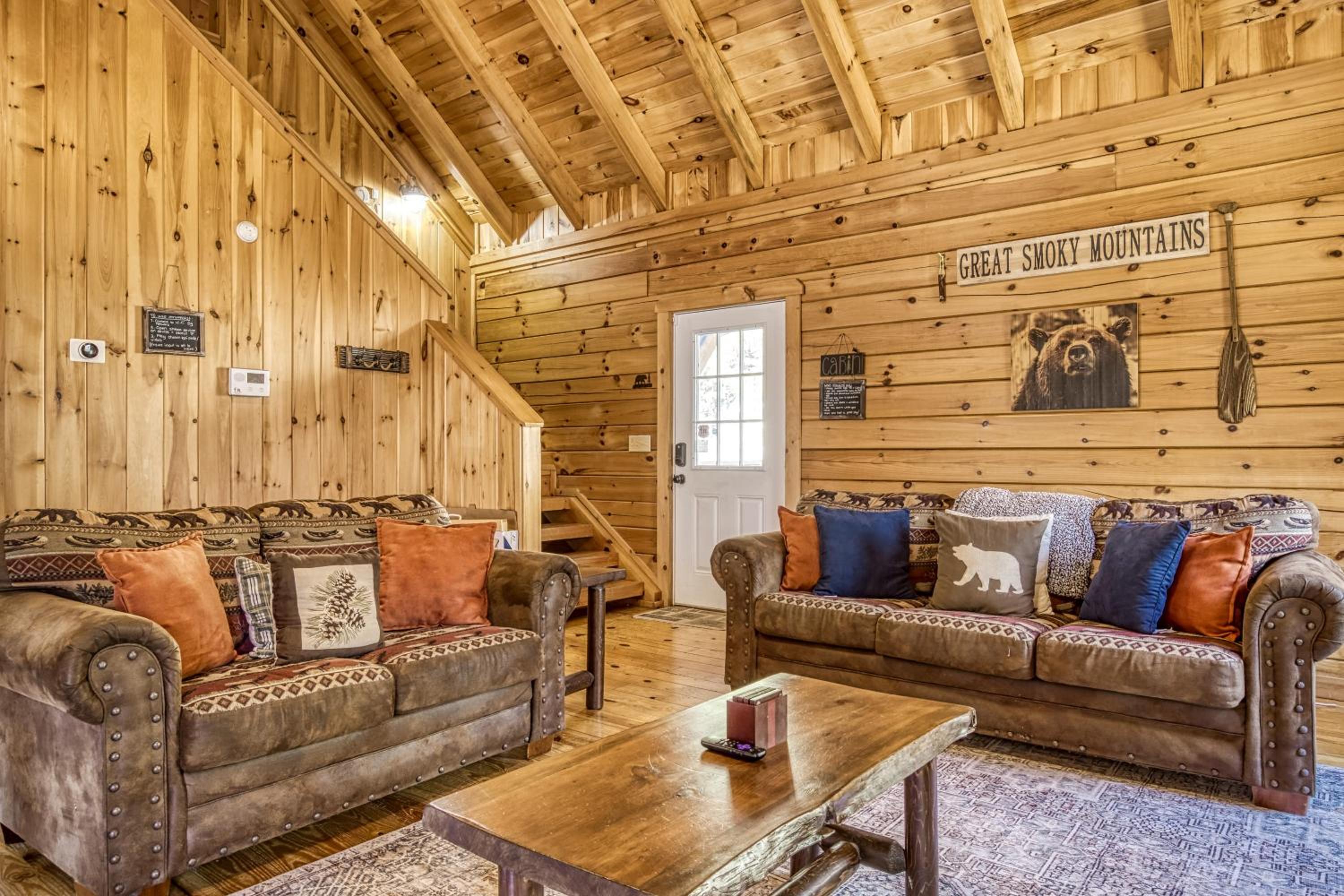 Pandora's Retreat, Hot Tub, Game Room, WIFI, Free Attraction Tickets!!!