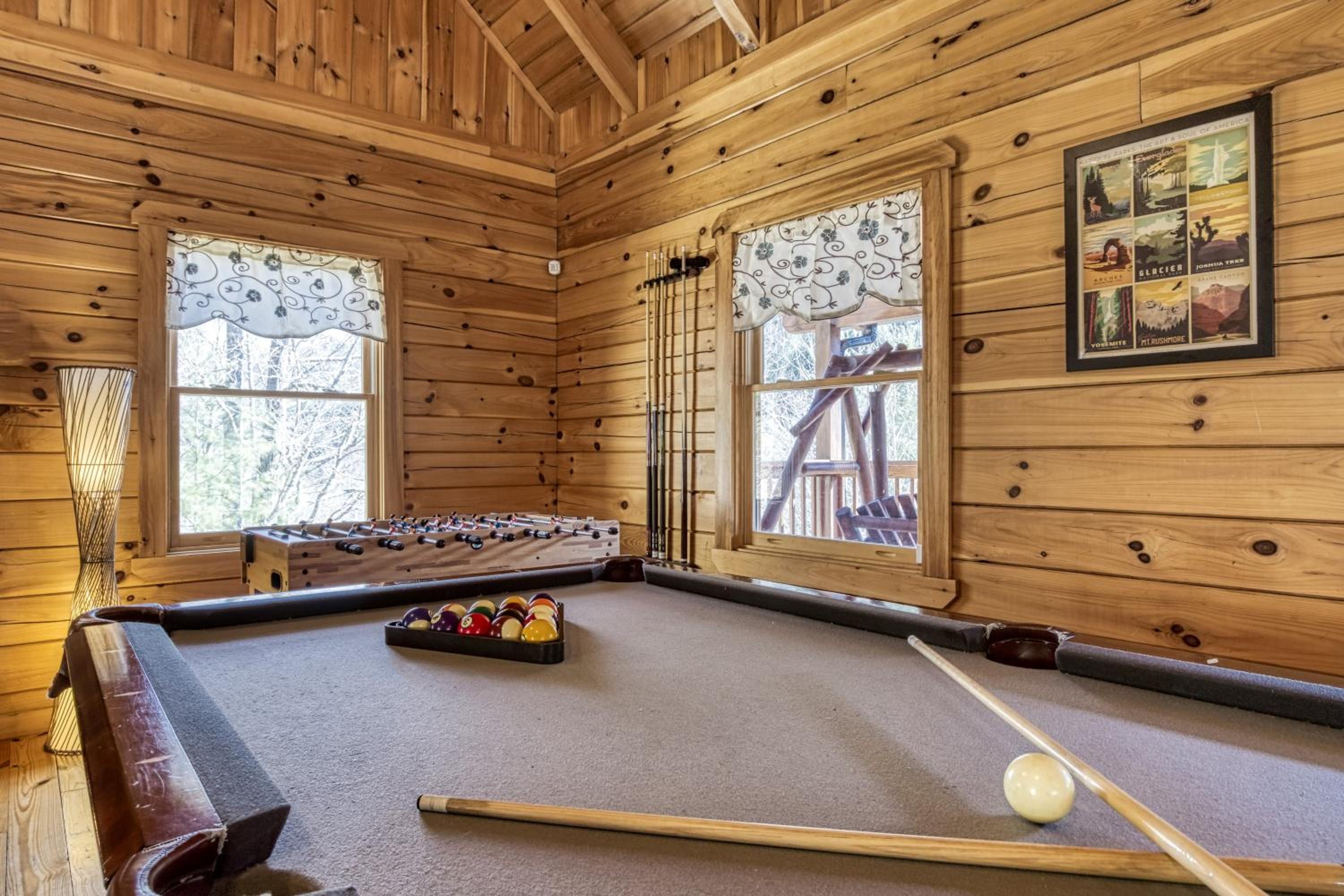 Pandora's Retreat, Hot Tub, Game Room, WIFI, Free Attraction Tickets!!!