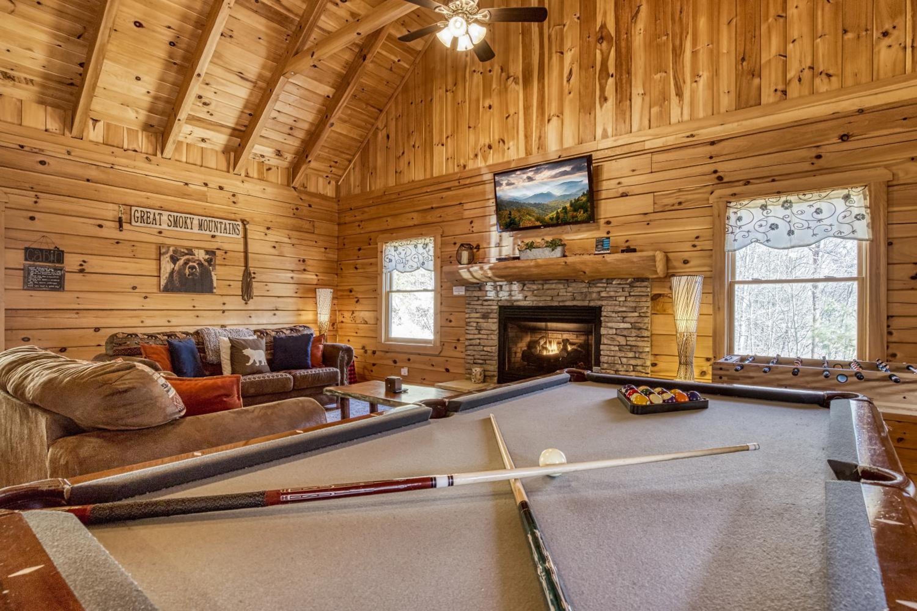 Pandora's Retreat, Hot Tub, Game Room, WIFI, Free Attraction Tickets!!!