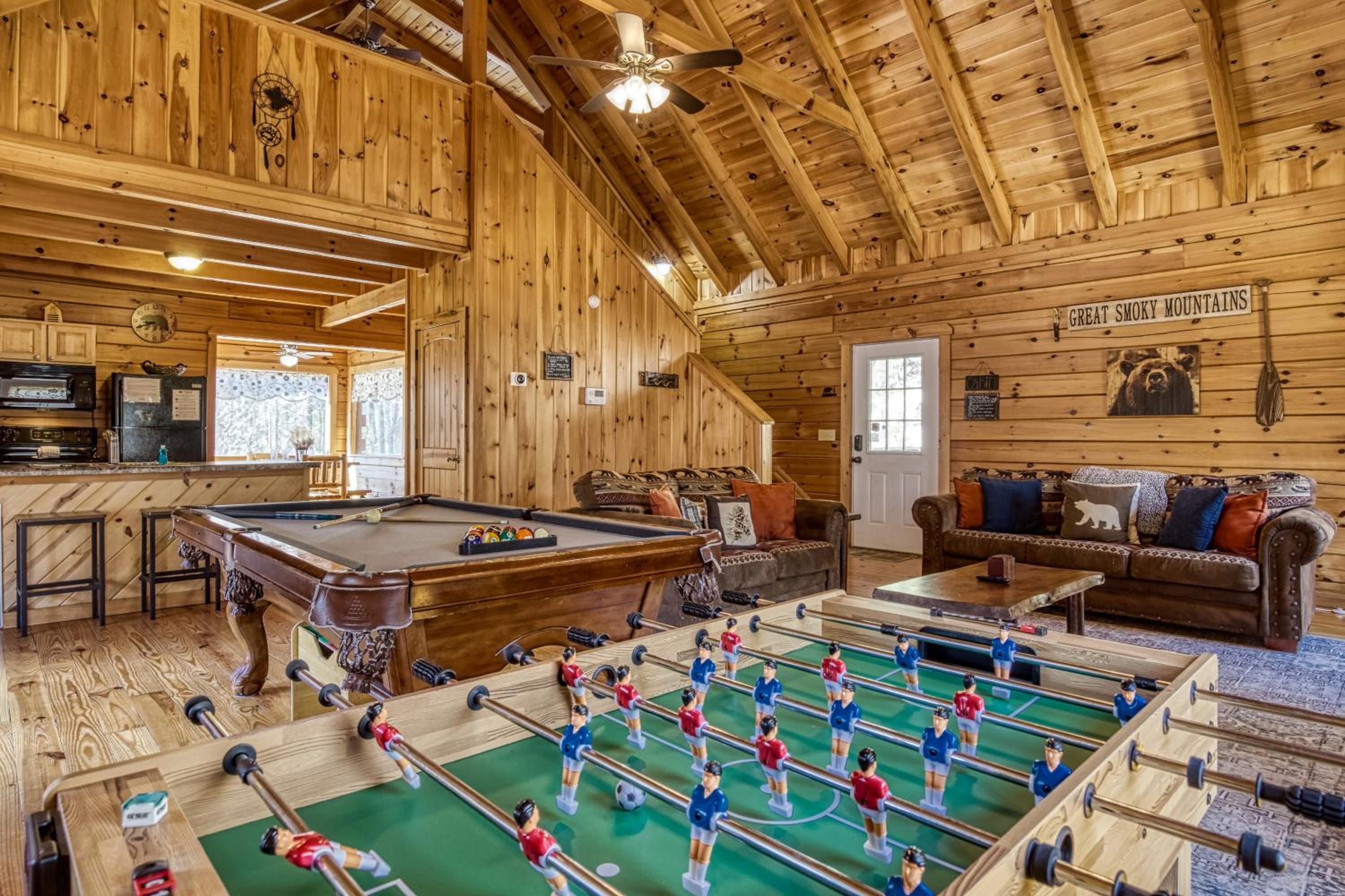 Pandora's Retreat, Hot Tub, Game Room, WIFI, Free Attraction Tickets!!!