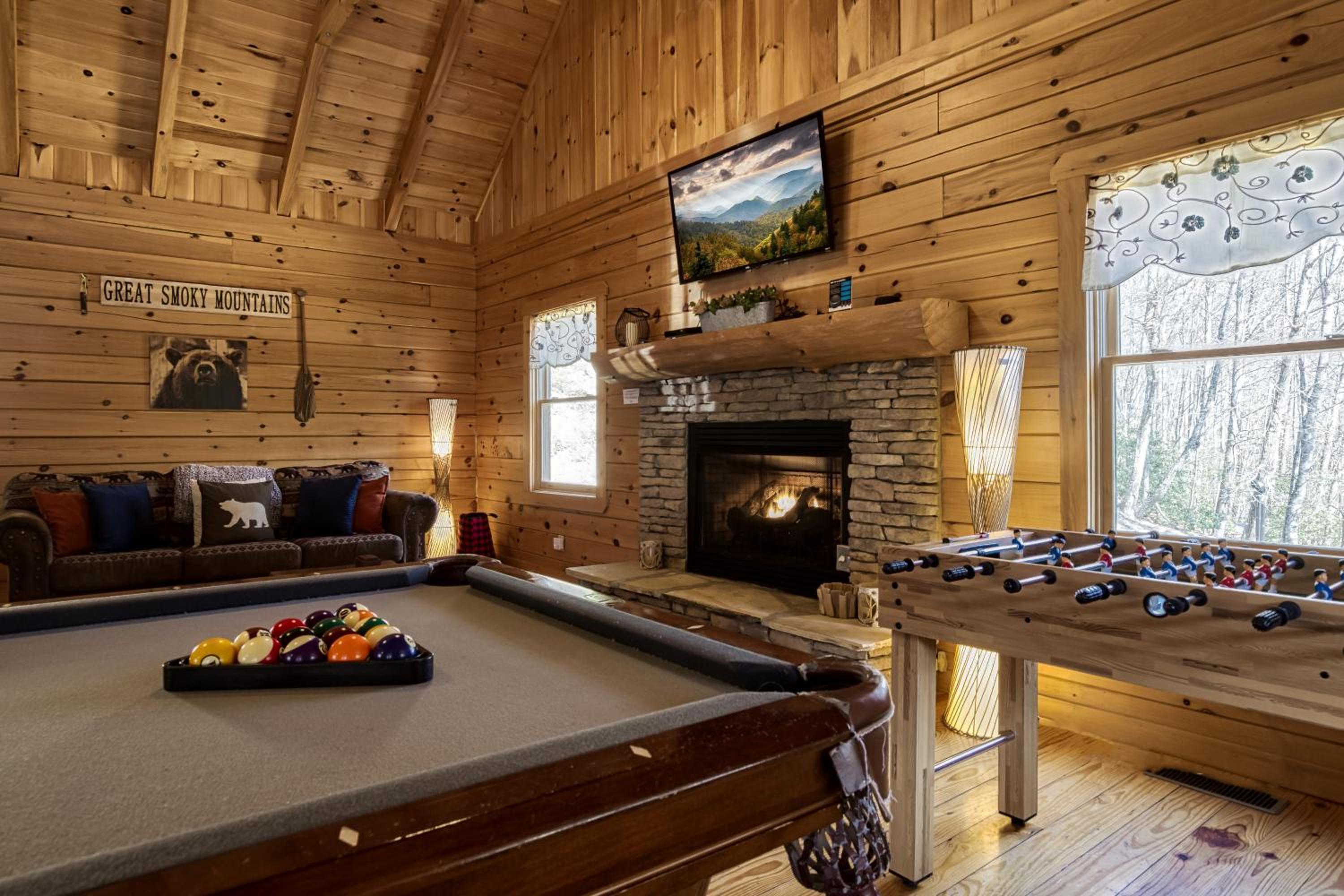 Pandora's Retreat, Hot Tub, Game Room, WIFI, Free Attraction Tickets!!!