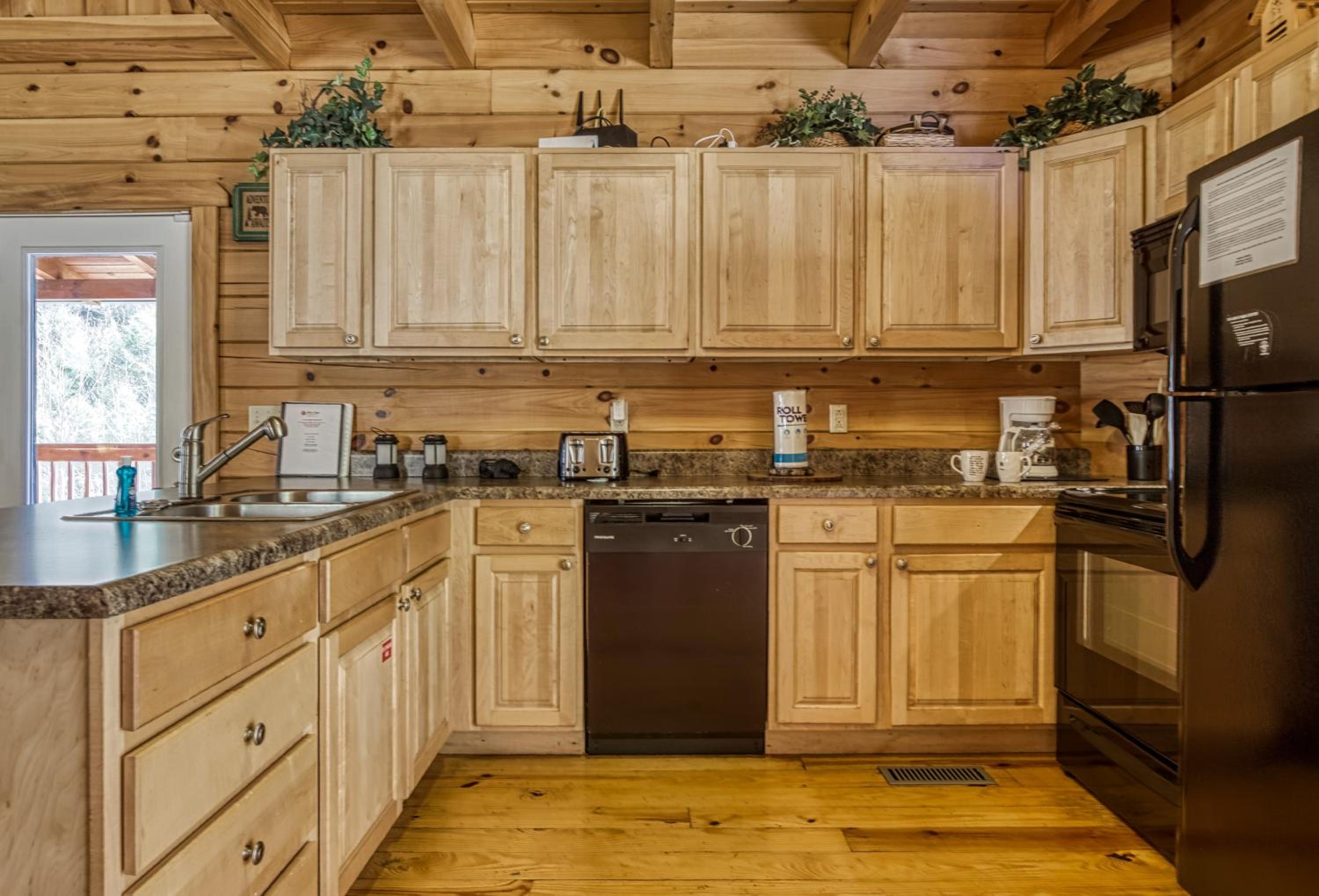 Pandora's Retreat, Hot Tub, Game Room, WIFI, Free Attraction Tickets!!!