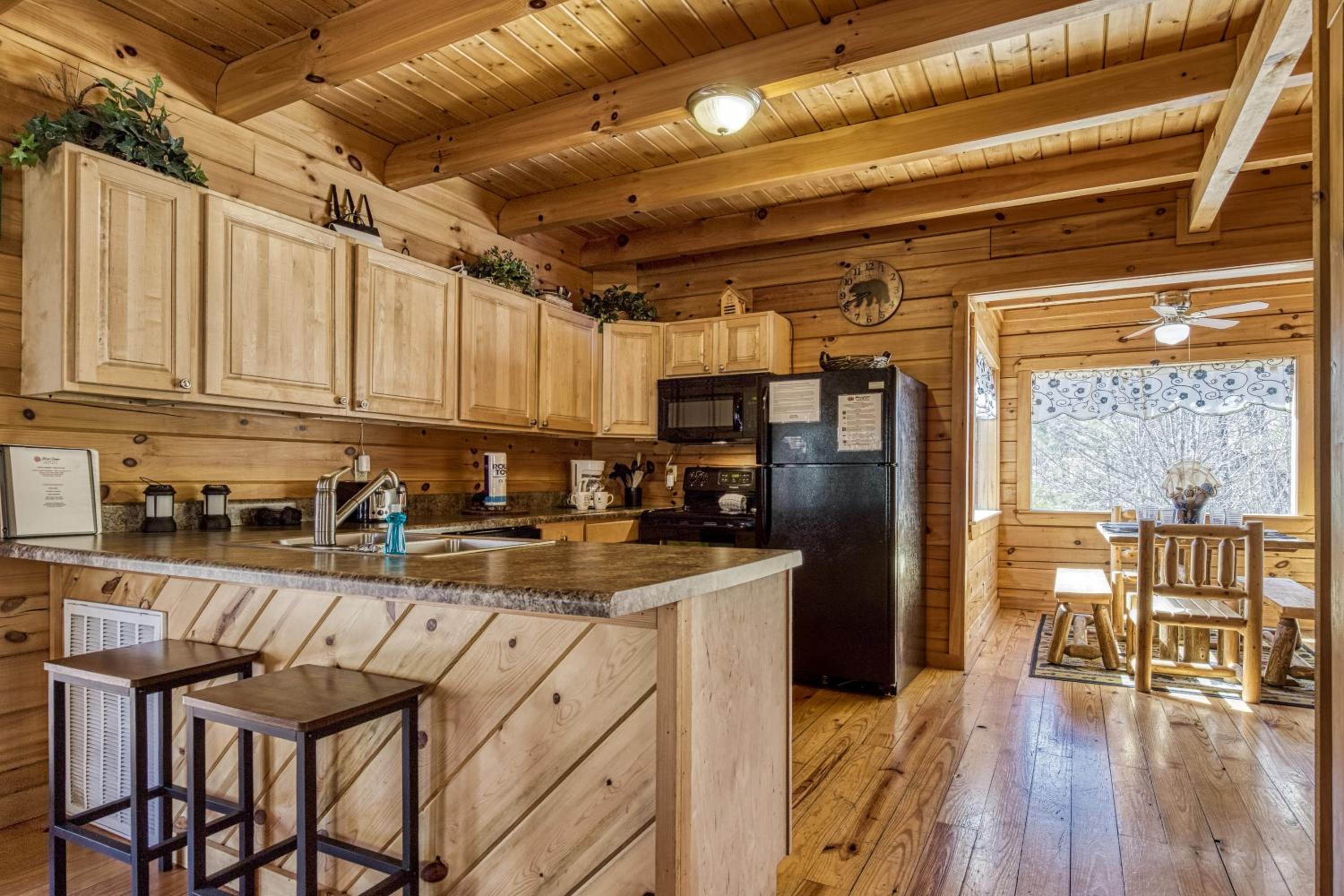 Pandora's Retreat, Hot Tub, Game Room, WIFI, Free Attraction Tickets!!!