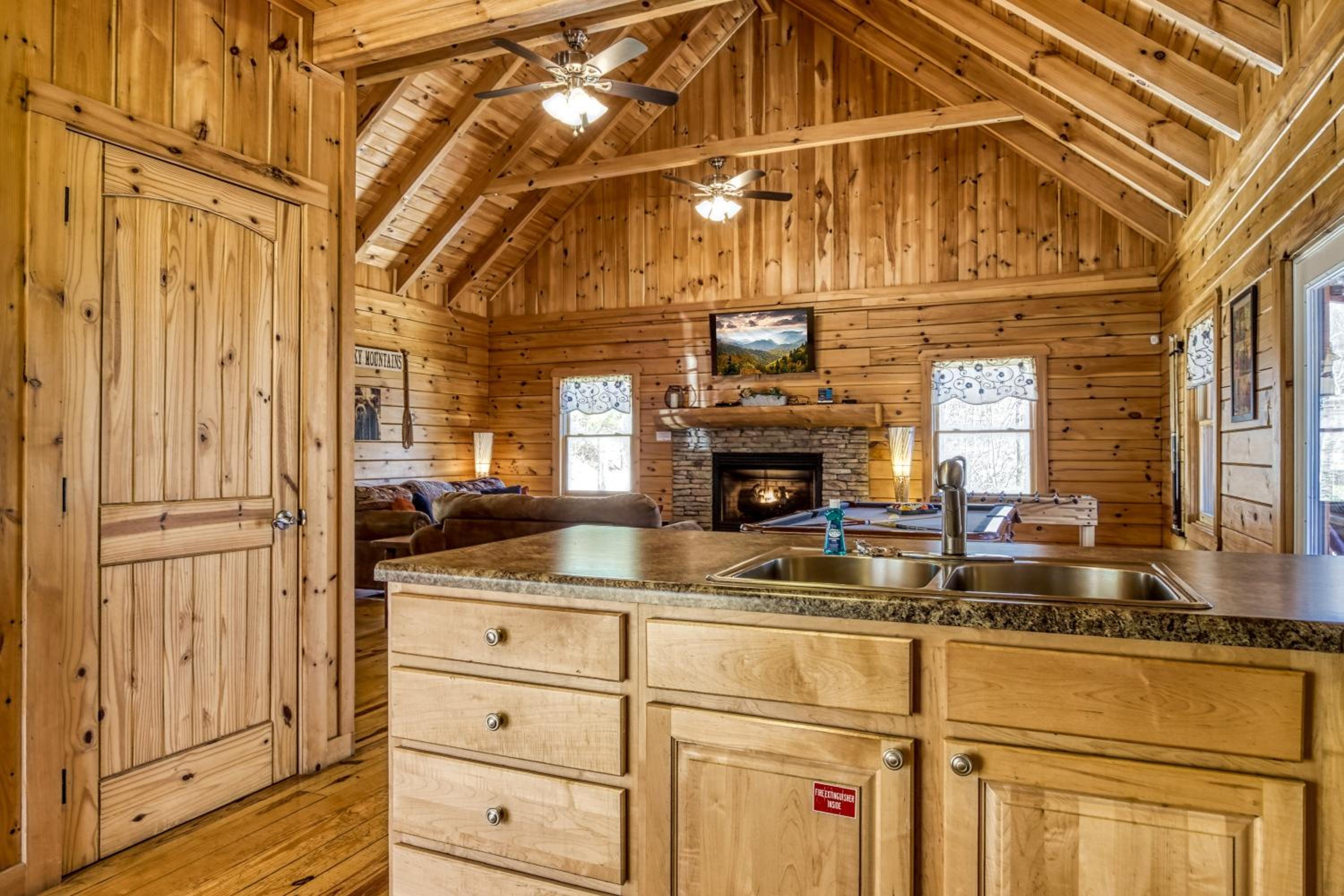 Pandora's Retreat, Hot Tub, Game Room, WIFI, Free Attraction Tickets!!!