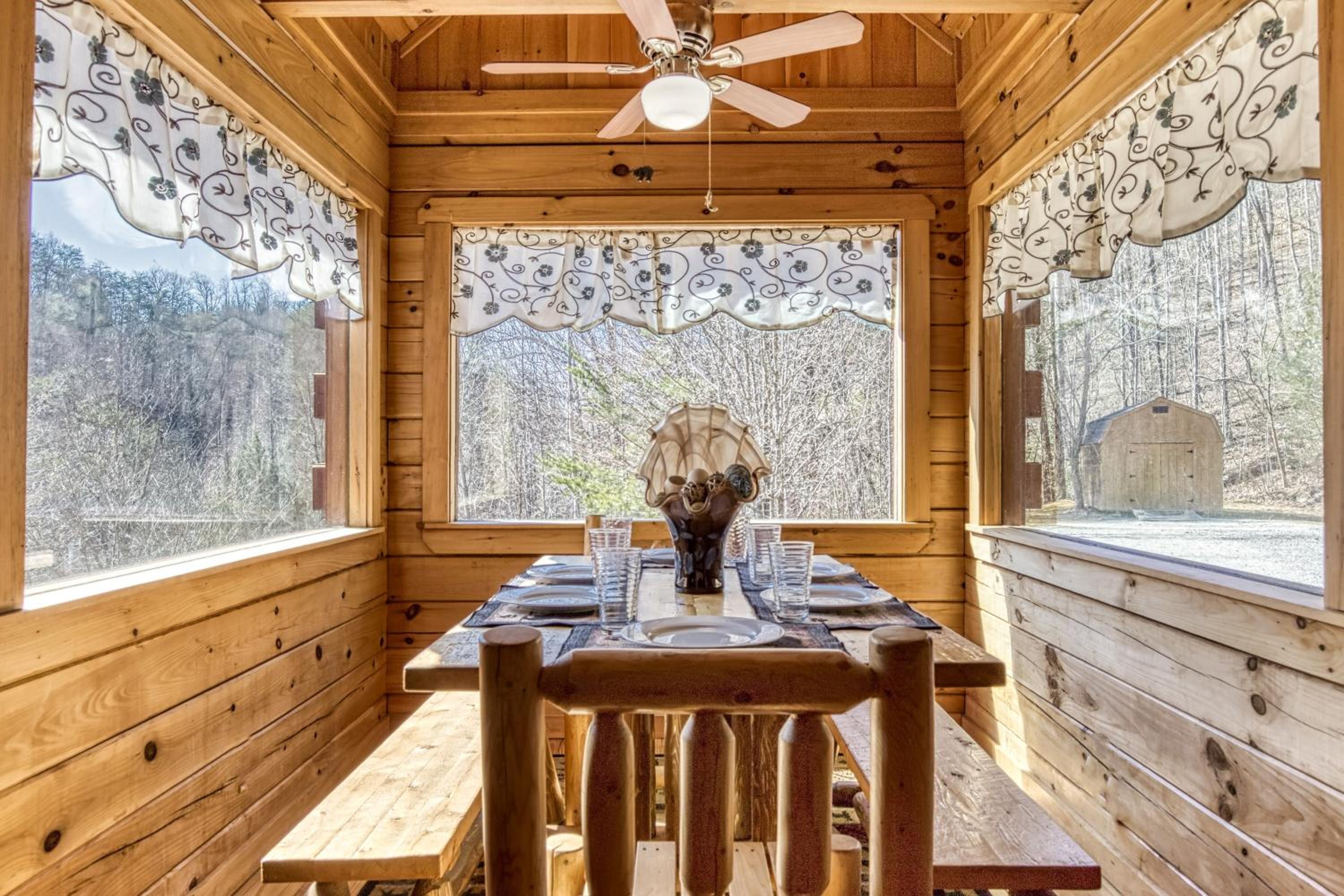 Pandora's Retreat, Hot Tub, Game Room, WIFI, Free Attraction Tickets!!!