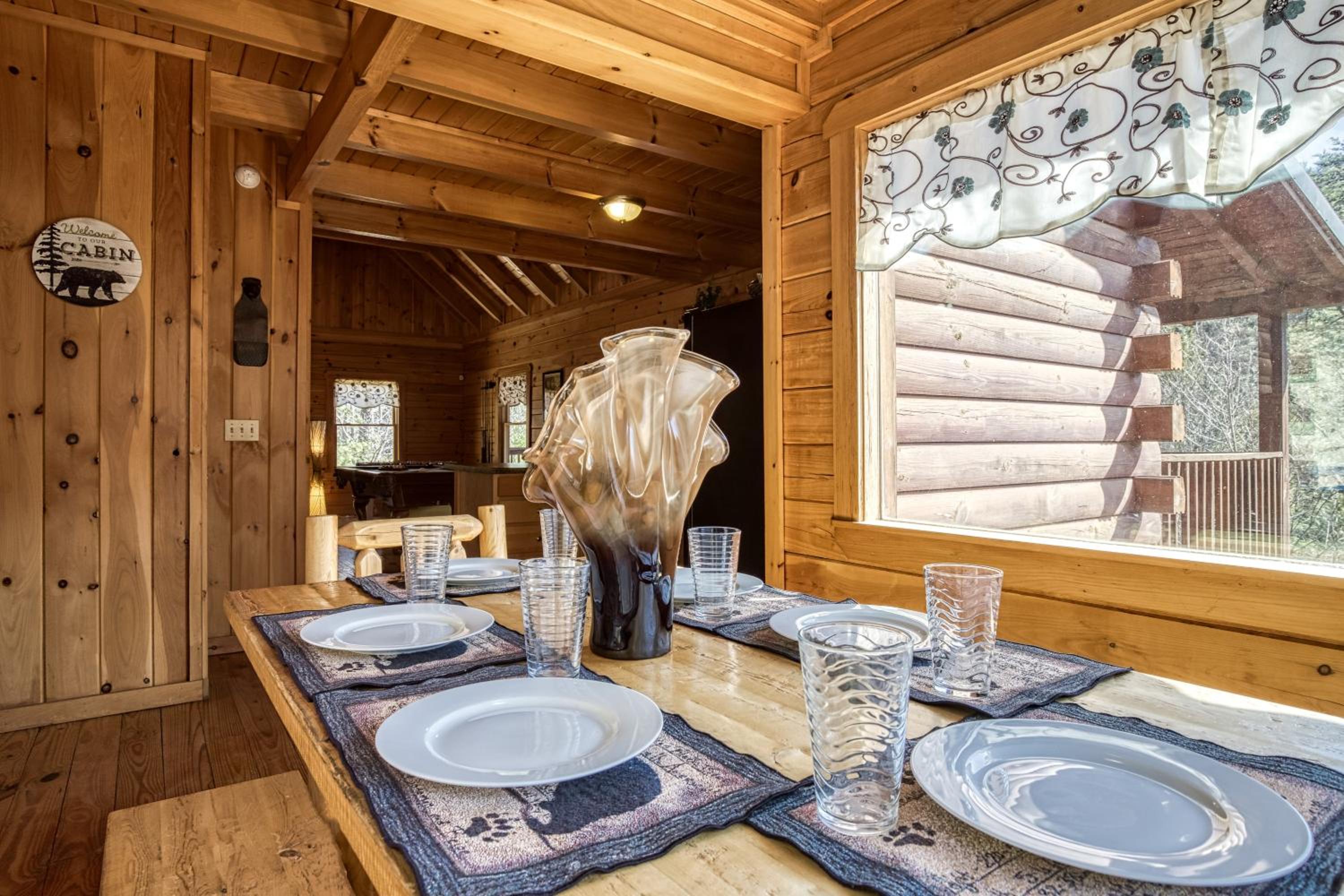 Pandora's Retreat, Hot Tub, Game Room, WIFI, Free Attraction Tickets!!!