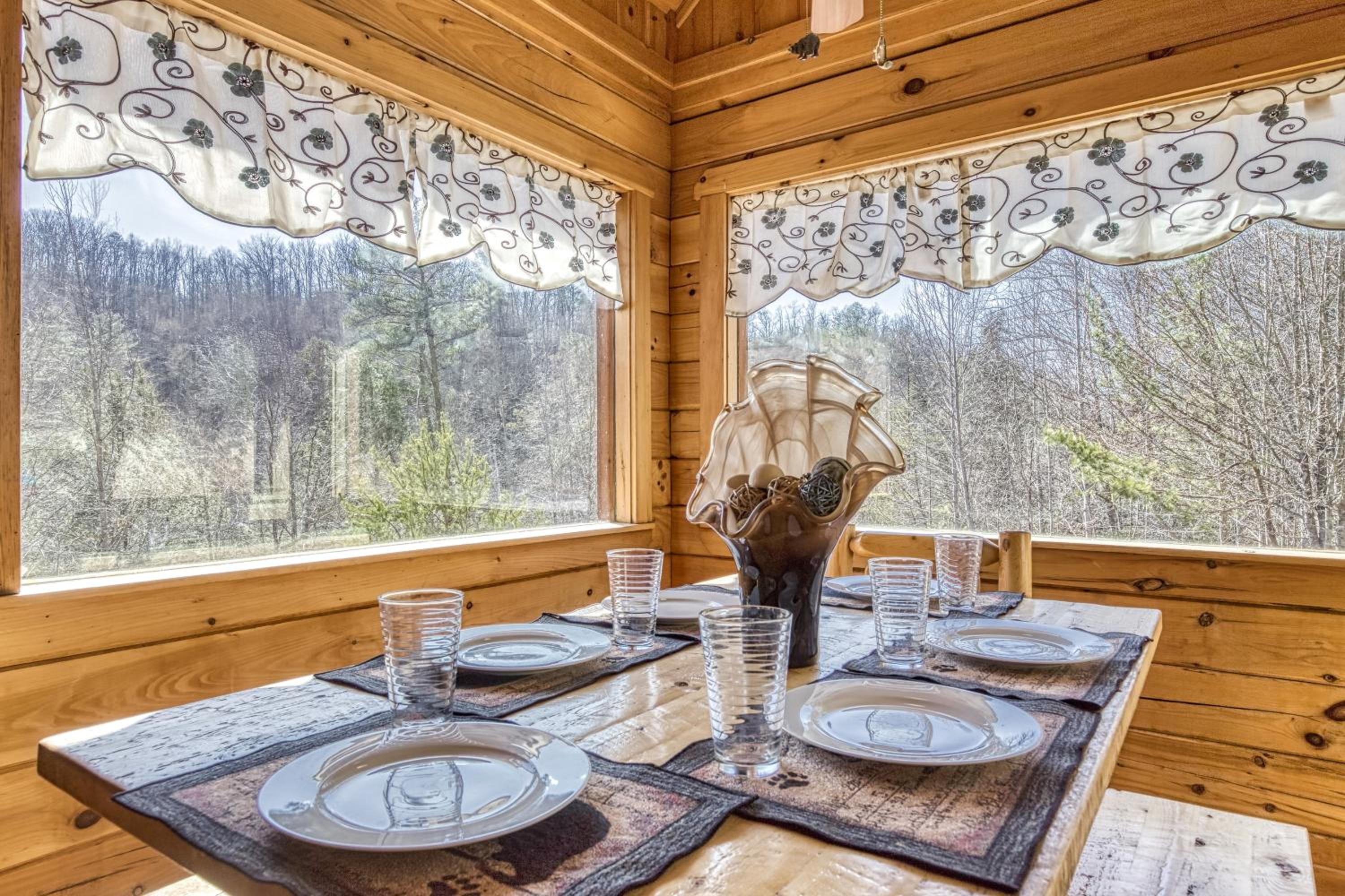 Pandora's Retreat, Hot Tub, Game Room, WIFI, Free Attraction Tickets!!!
