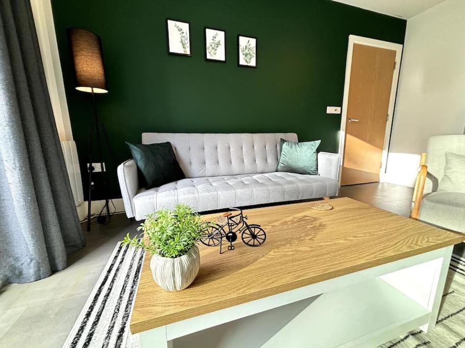 Luxury Canal-side Apartment, Hemel Hempstead, Free parking, Perfect for Contractors