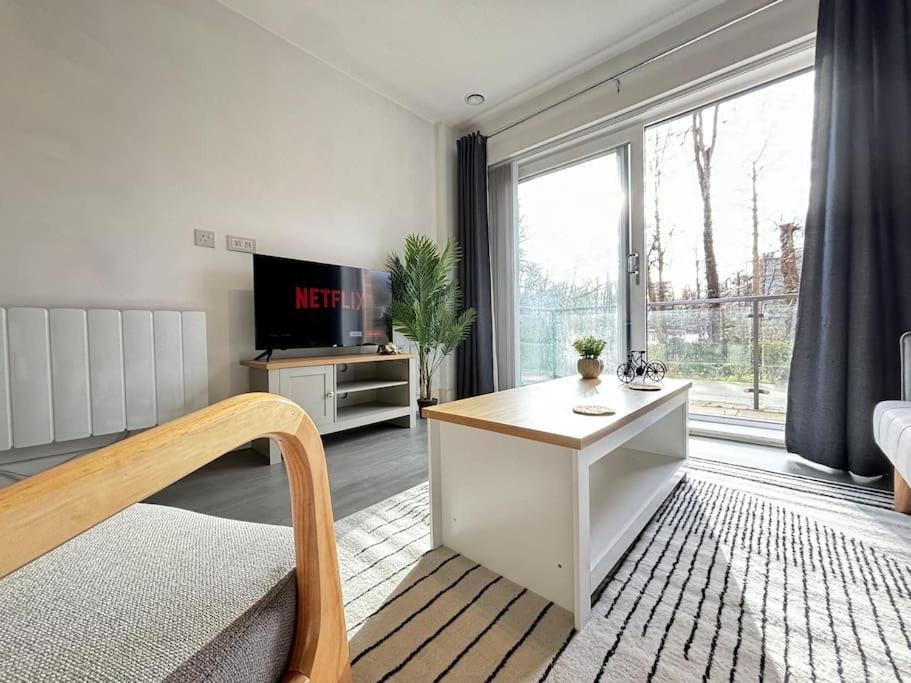 Luxury Canal-side Apartment, Hemel Hempstead, Free parking, Perfect for Contractors