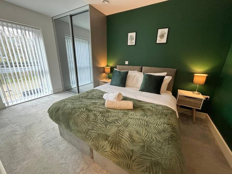 Luxury Canal-side Apartment, Hemel Hempstead, Free parking, Perfect for Contractors