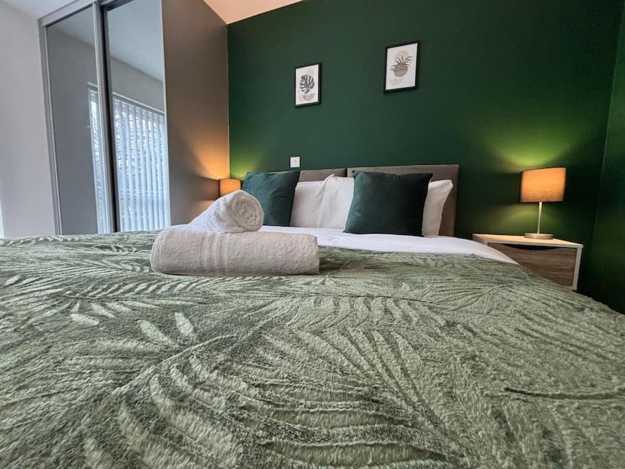 Luxury Canal-side Apartment, Hemel Hempstead, Free parking, Perfect for Contractors
