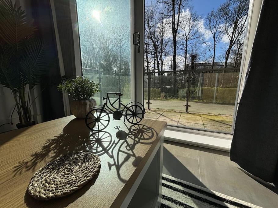 Luxury Canal-side Apartment, Hemel Hempstead, Free parking, Perfect for Contractors