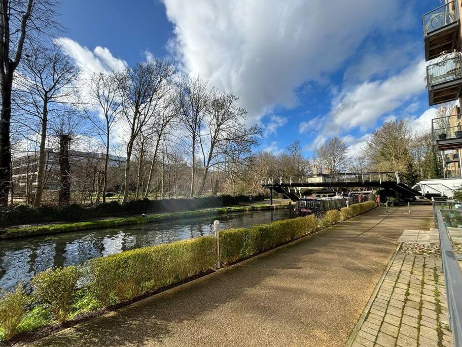 Luxury Canal-side Apartment, Hemel Hempstead, Free parking, Perfect for Contractors