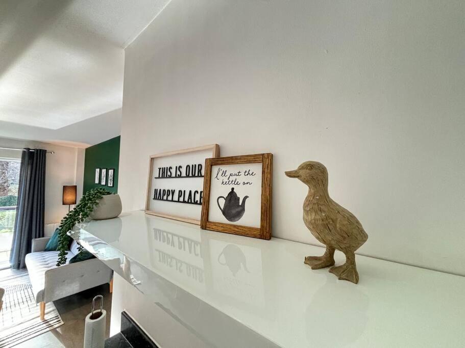 Luxury Canal-side Apartment, Hemel Hempstead, Free parking, Perfect for Contractors