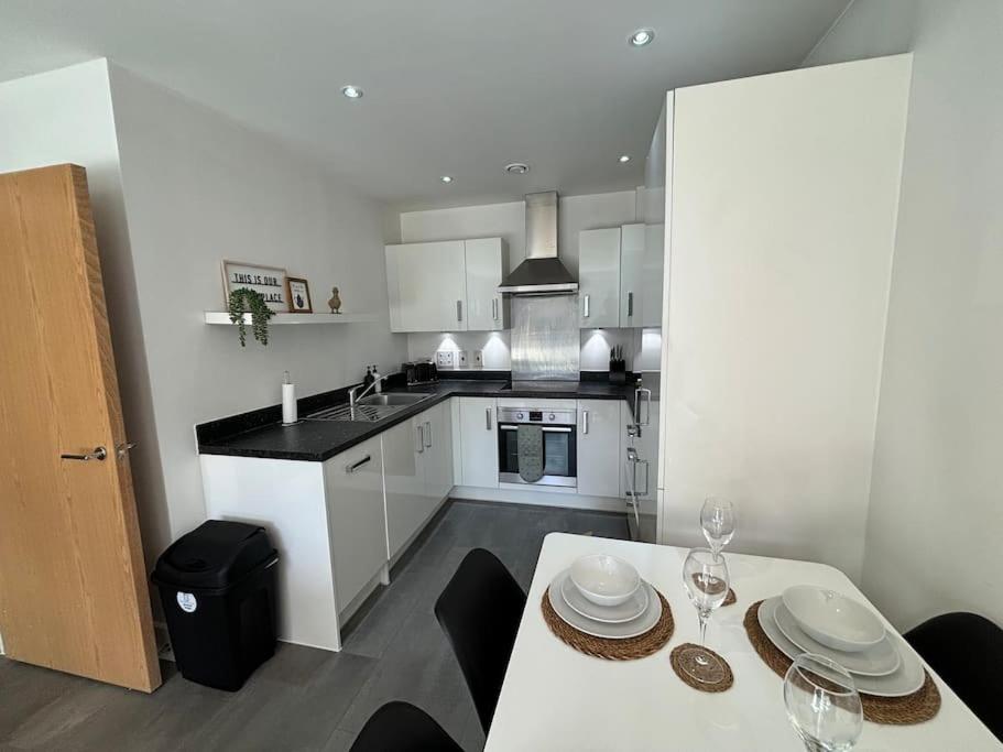 Luxury Canal-side Apartment, Hemel Hempstead, Free parking, Perfect for Contractors