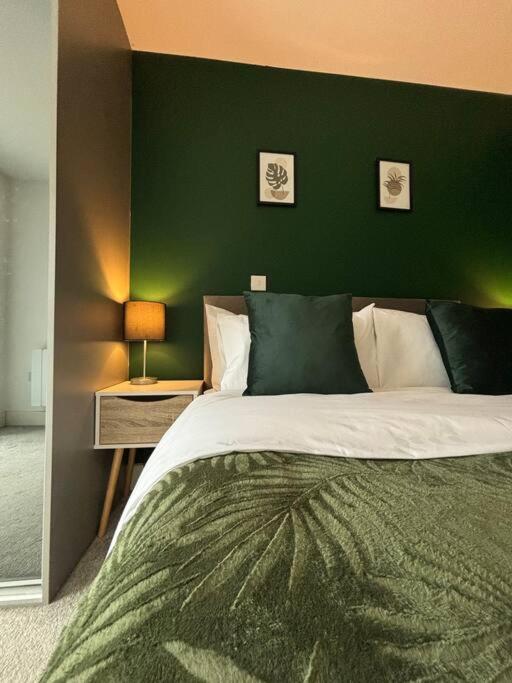 Luxury Canal-side Apartment, Hemel Hempstead, Free parking, Perfect for Contractors