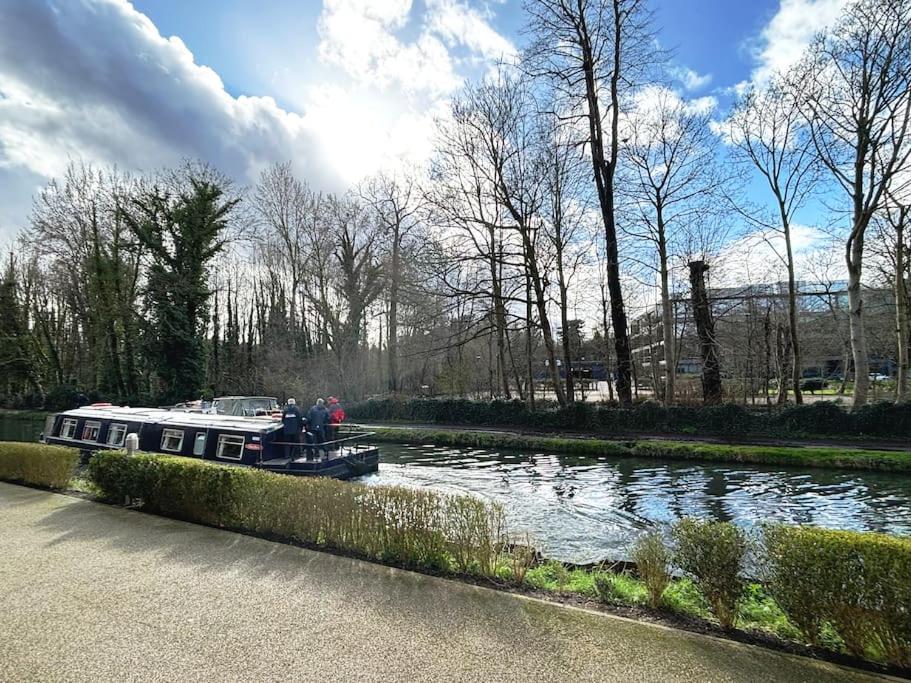 Luxury Canal-side Apartment, Hemel Hempstead, Free parking, Perfect for Contractors