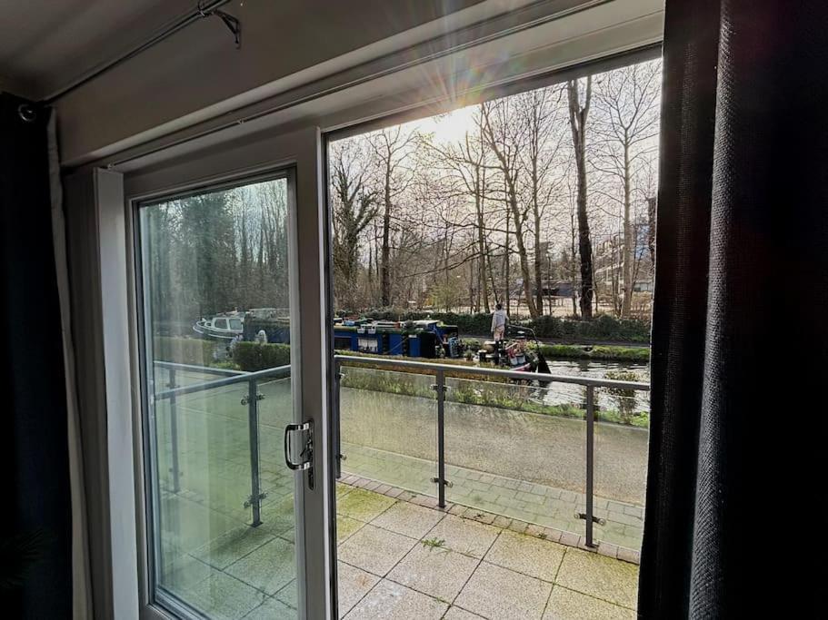 Luxury Canal-side Apartment, Hemel Hempstead, Free parking, Perfect for Contractors