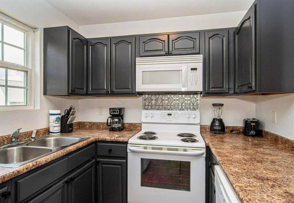 Cute Condo Hot Tub Minutes to Pigeon Forge! view 2