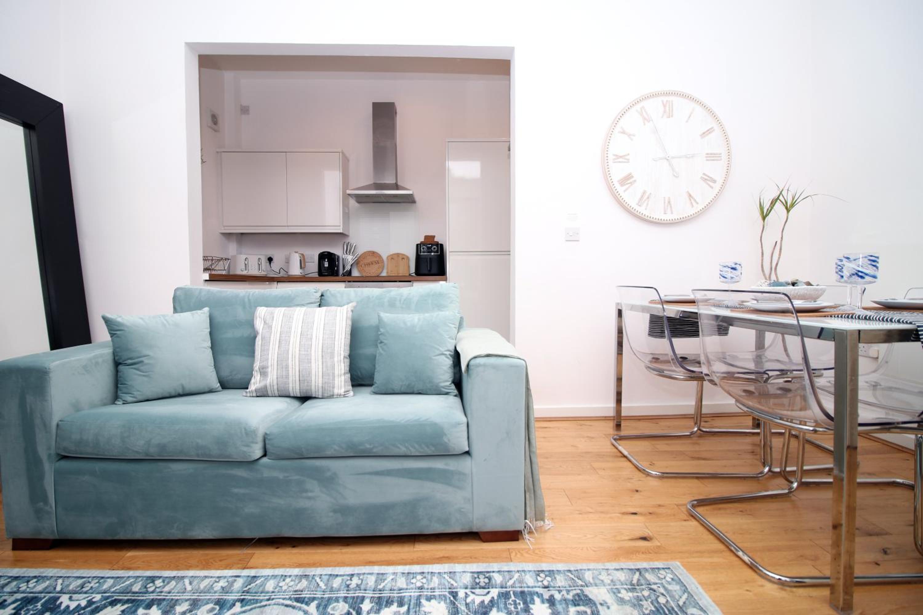 Coastal penarth dream! Close to Cardiff superb location near bars and restaurants! Dog friendly and welcome breakfast pack! view 5