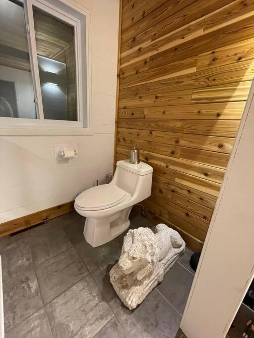 Upscale Spacious Chalet w Hot Tub Laurentians, QC!