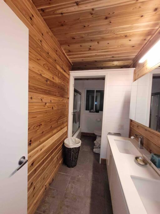 Upscale Spacious Chalet w Hot Tub Laurentians, QC!