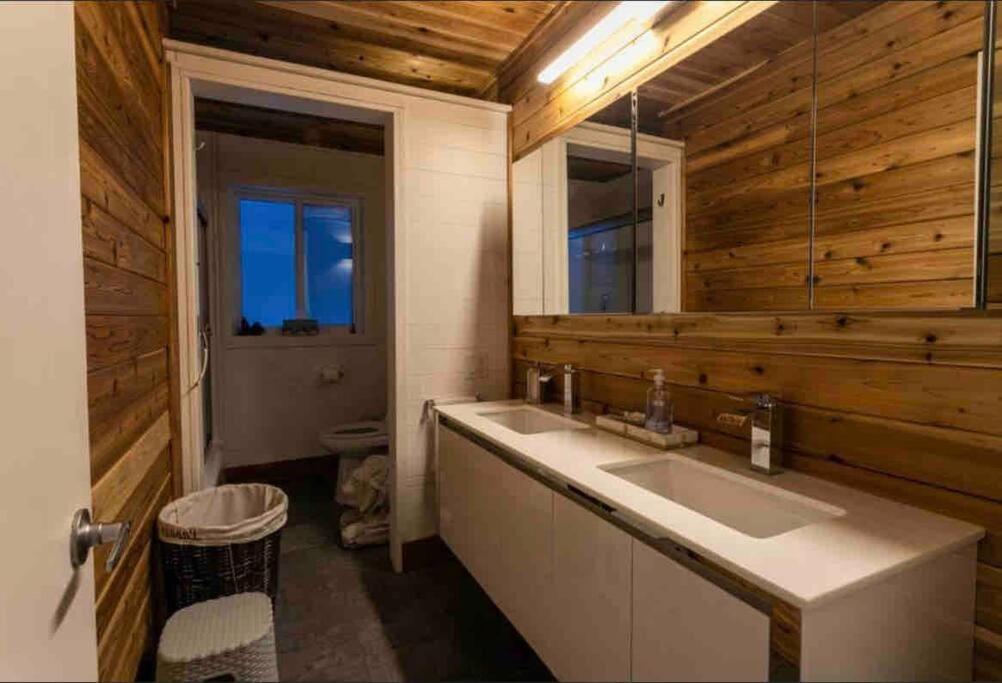 Upscale Spacious Chalet w Hot Tub Laurentians, QC!