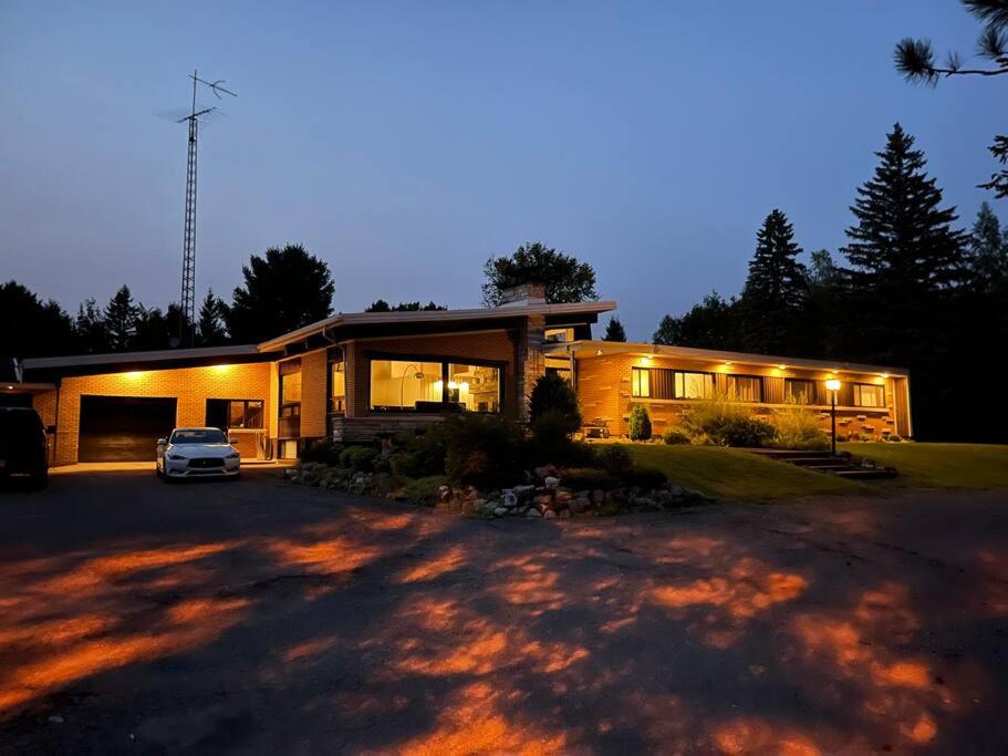 Upscale Spacious Chalet w Hot Tub Laurentians, QC!