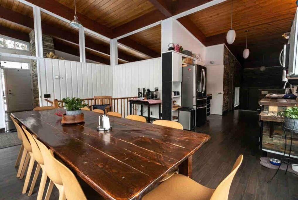 Upscale Spacious Chalet w Hot Tub Laurentians, QC!