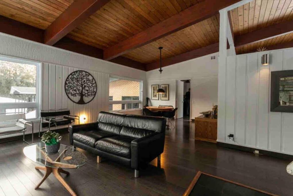 Upscale Spacious Chalet w Hot Tub Laurentians, QC!