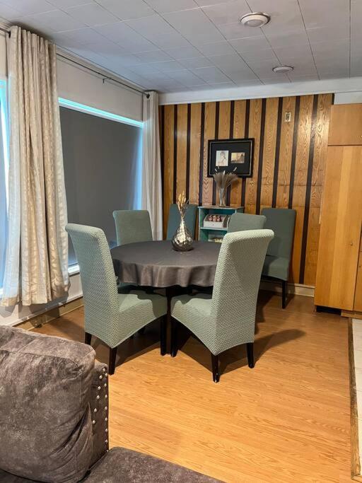 Upscale Spacious Chalet w Hot Tub Laurentians, QC!