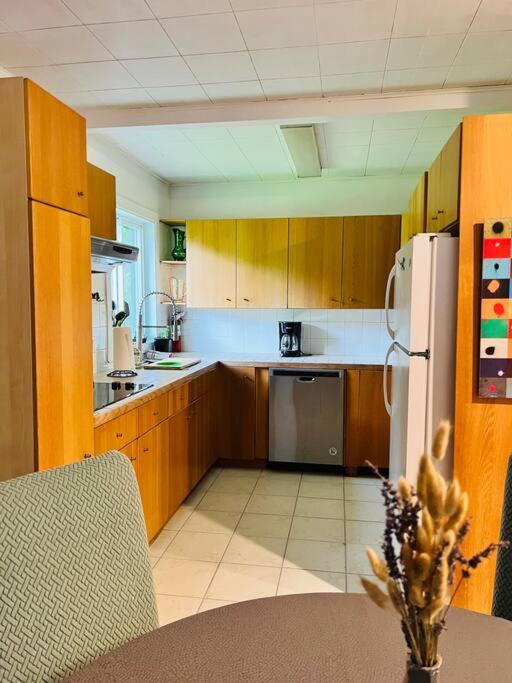 Upscale Spacious Chalet w Hot Tub Laurentians, QC!