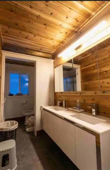 Upscale Spacious Chalet w Hot Tub Laurentians, QC!