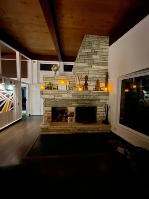 Upscale Spacious Chalet w Hot Tub Laurentians, QC!