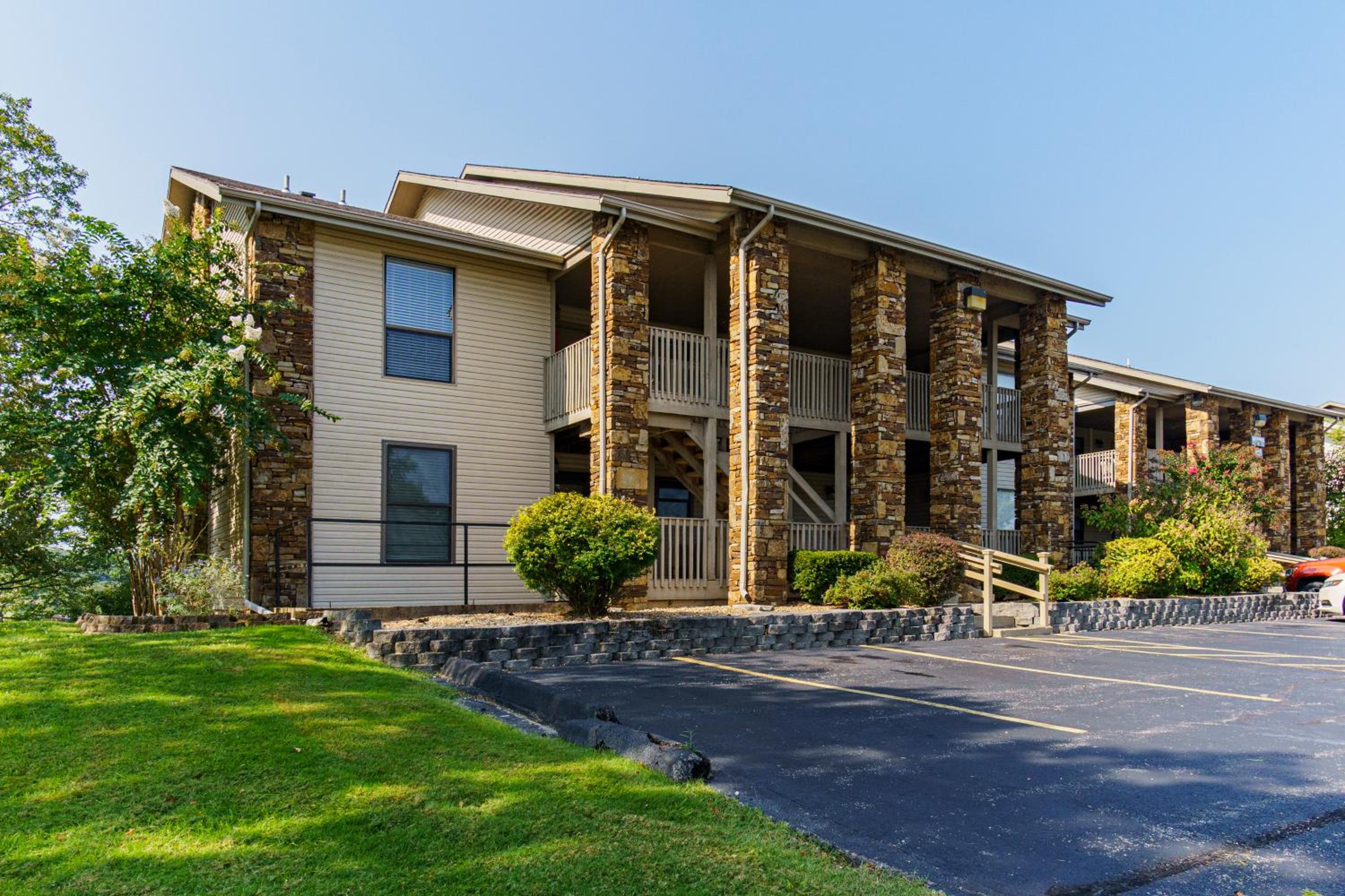 Hotel Lake Bluff Retreat - sleeps 7/heated pool/golf - Image 1