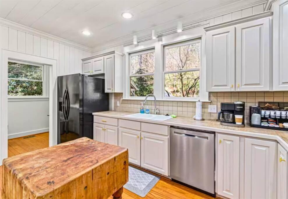 Riverfront Retreat: Sauna, Private Forest, 6 Falls