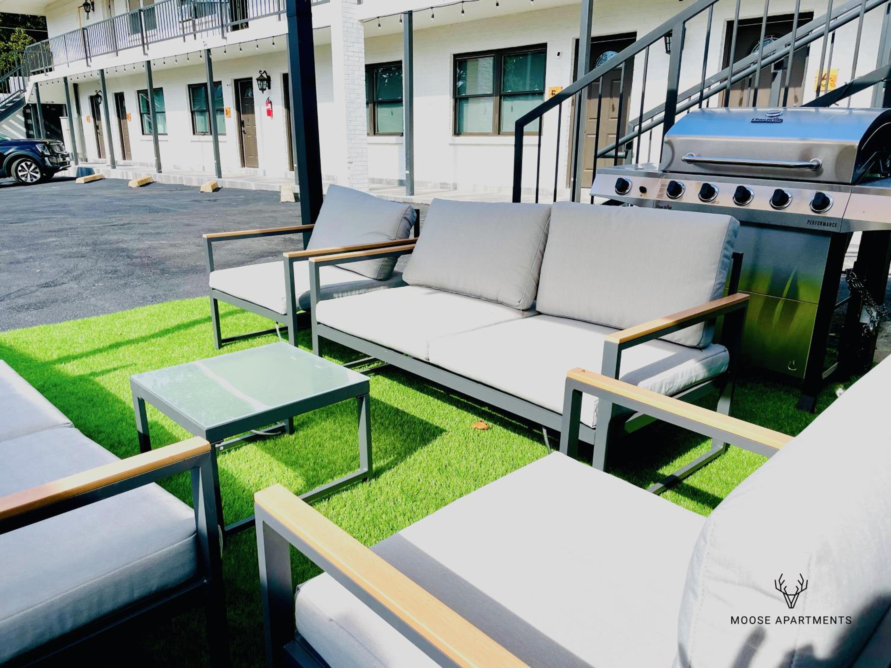 The Moose #10 - Stylish Loft with King Bed, Free Parking & Wi-Fi view 2