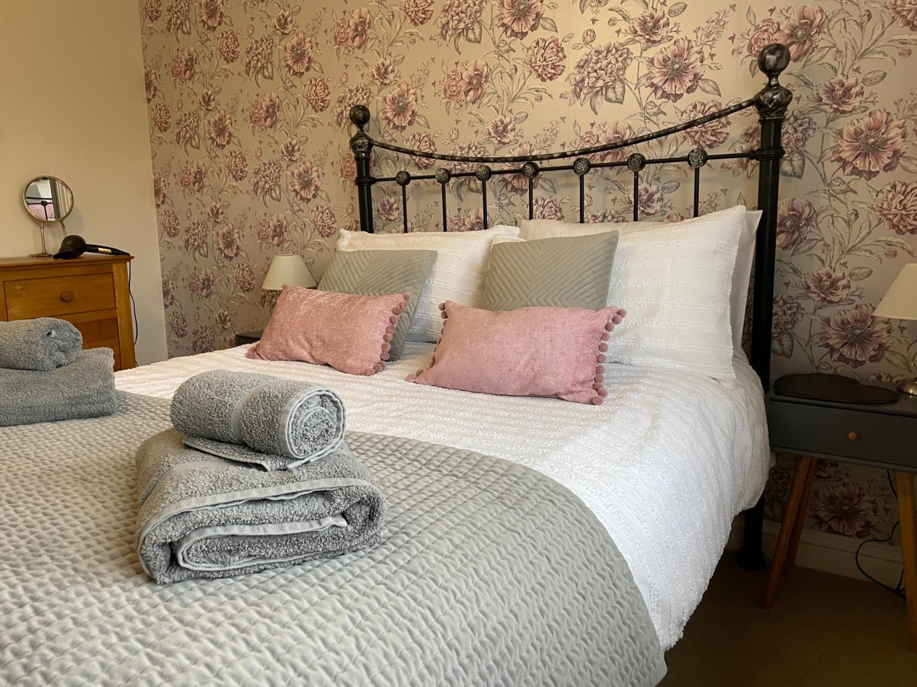 Tors View - Luxury Westward Ho Holiday Cottage - Pet and Child Friendly - Near Beach Pubs Shops Coastal Walks Sleeps 1-8 plus babies Free Parking WiFi Towe view 2
