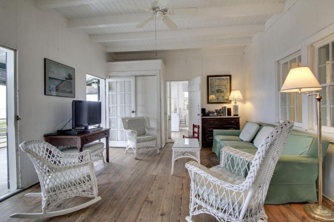 1111 Middle Street by AvantStay Charming Historic Cottage Featured in Dear John Movie Beach Access